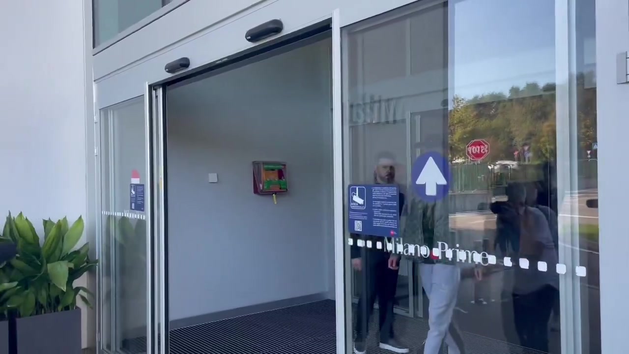 笑容满面！拉比奥特抵达米兰，并对镜头说了句“forza Milan”