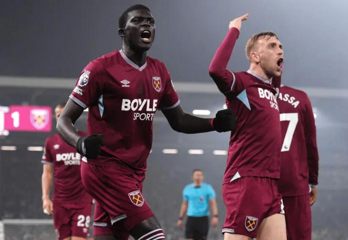 狗子28注册登录-西汉姆胜富勒姆后球迷高歌挑衅热刺|西汉姆联|水晶宫|托特纳姆热刺|诺丁汉森林|图多尔_新浪体育_新浪新闻