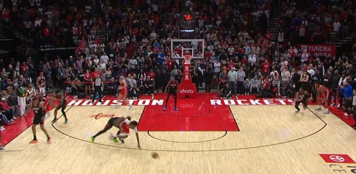 狗子28注册登录-这是什么？锡安边线球直接发给空气失误 琼斯拼命救球但摔倒了